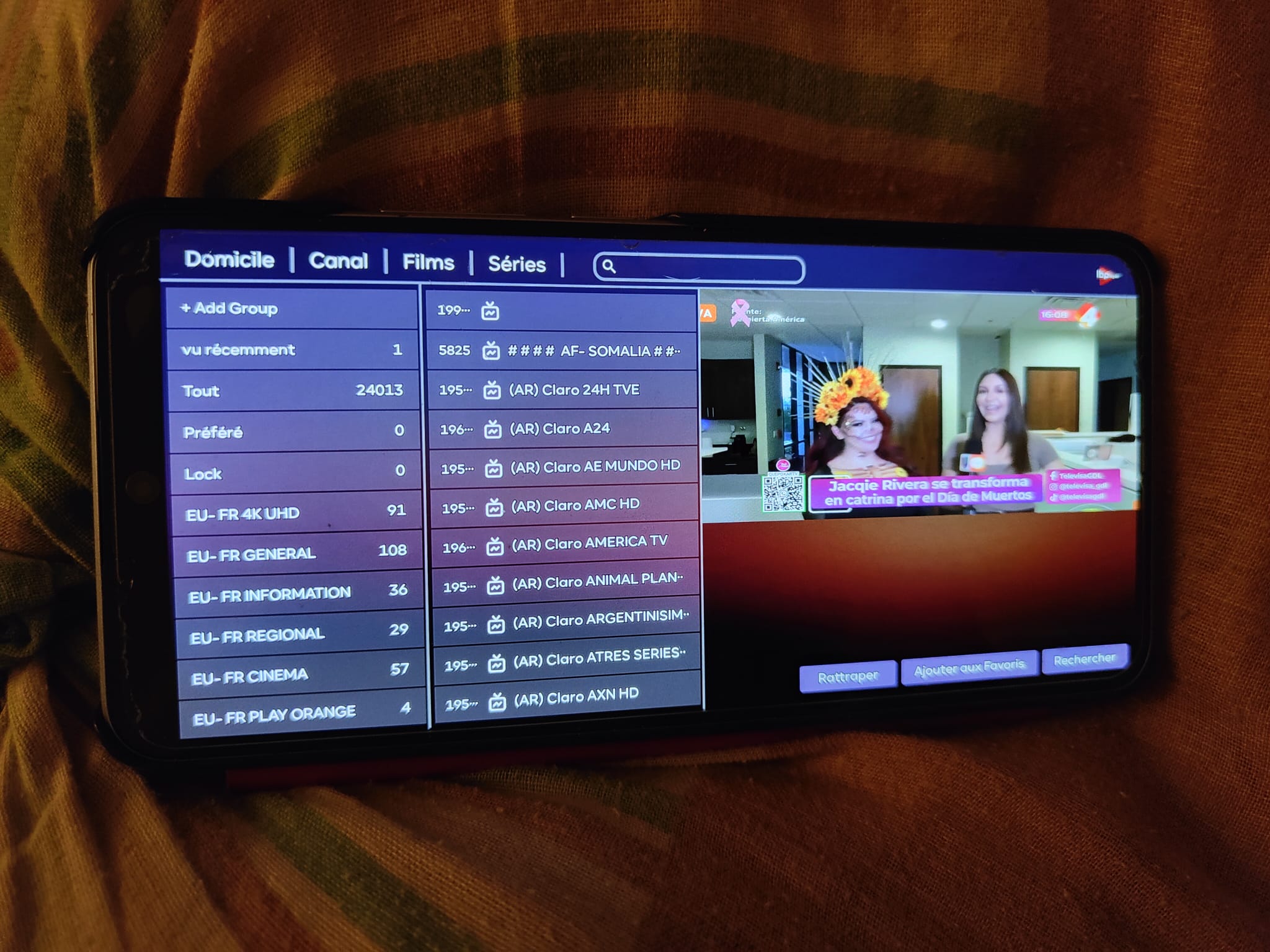 AneeTV kijken op een smartphone onderweg